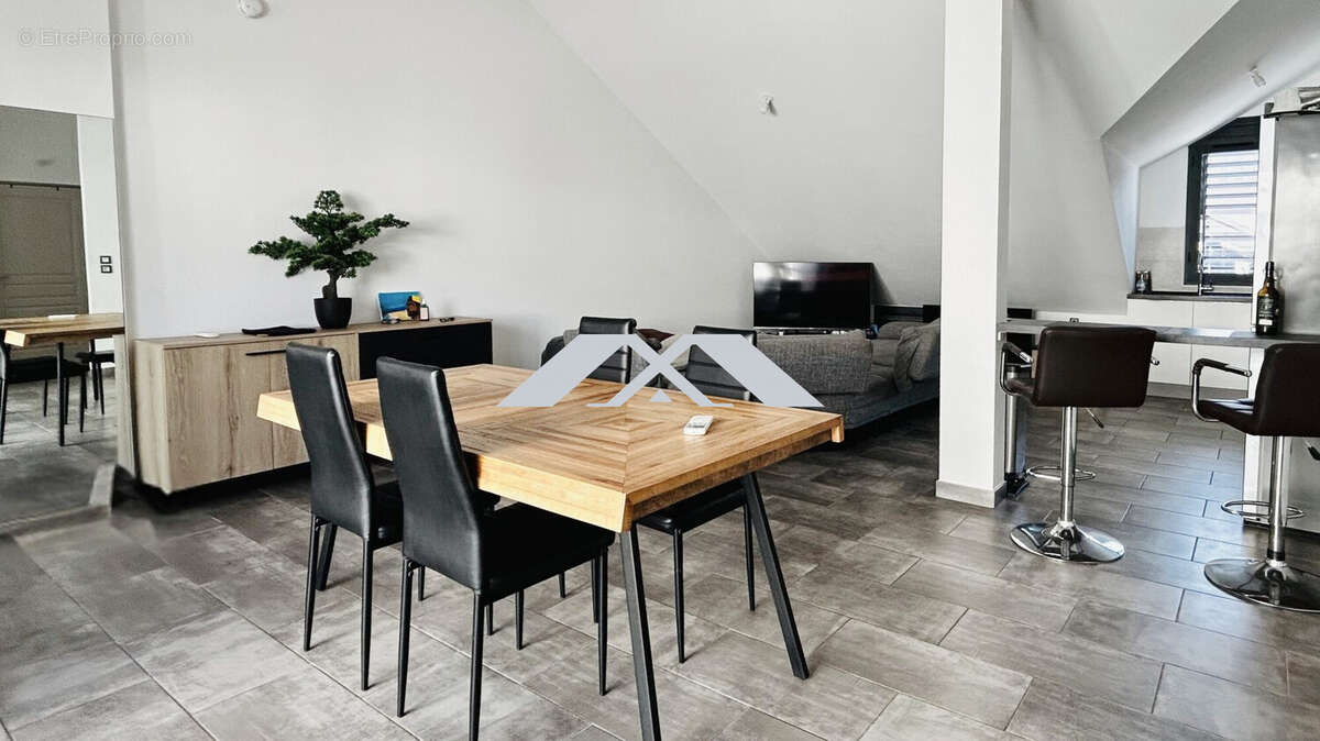 PIECE A VIVRE - Appartement à SAINT-DENIS