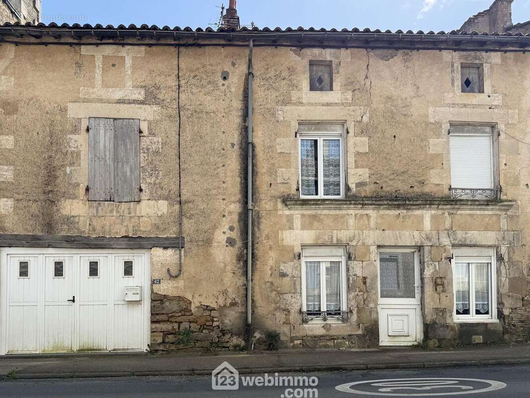 Maison de ville de 74 m2 habitables sur terrain de 295 m2. - Maison à COULOMBIERS