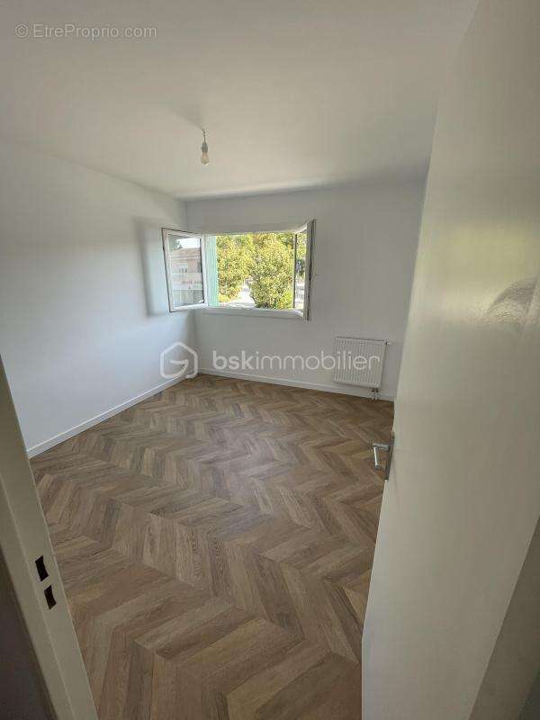 Appartement rénové avec terrasse de 83m2 au cœur de Venelles – Calme et tout à pied - photo 8
