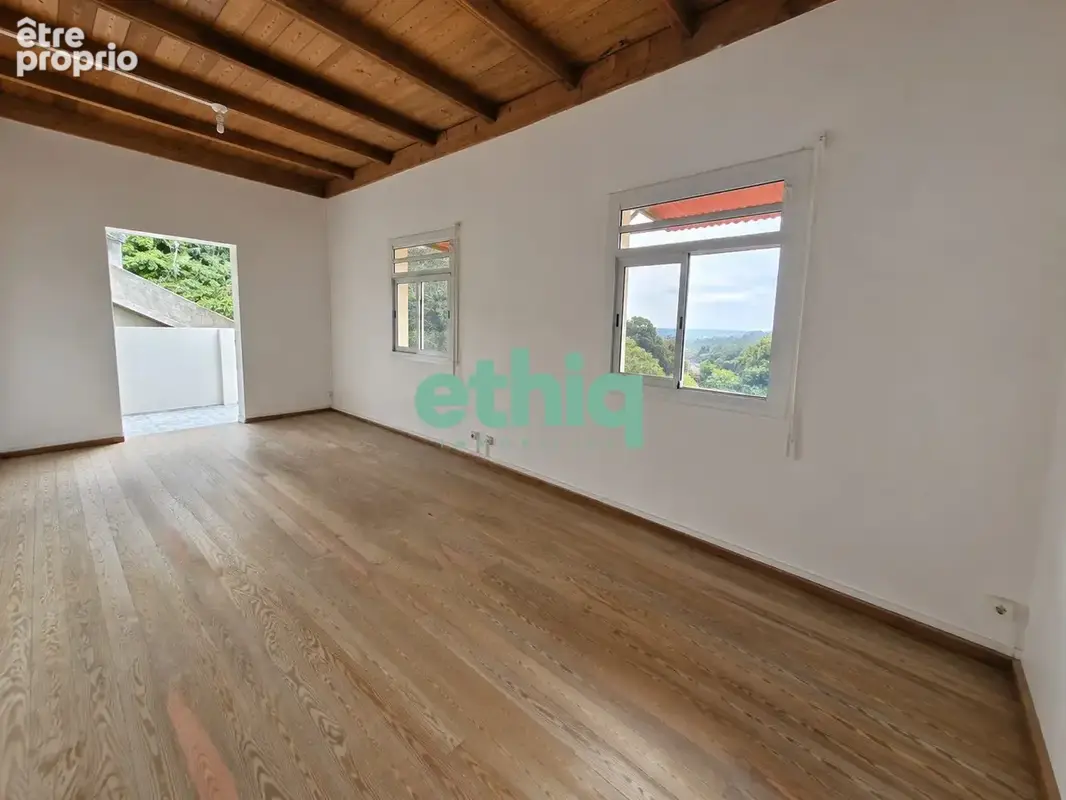 Maison 5 pièces 110 m² à vendre à Saint-Claude (97120) - photo 2