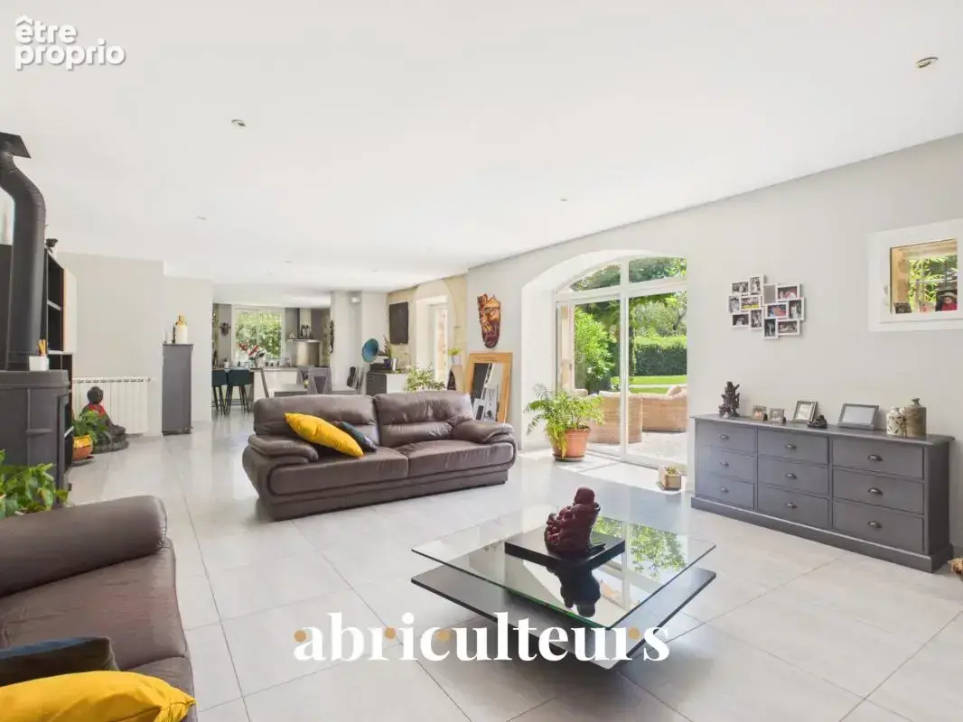 Mas provençal rénové de 249 m² avec dépendance en vente à Grans (13450) - photo 7