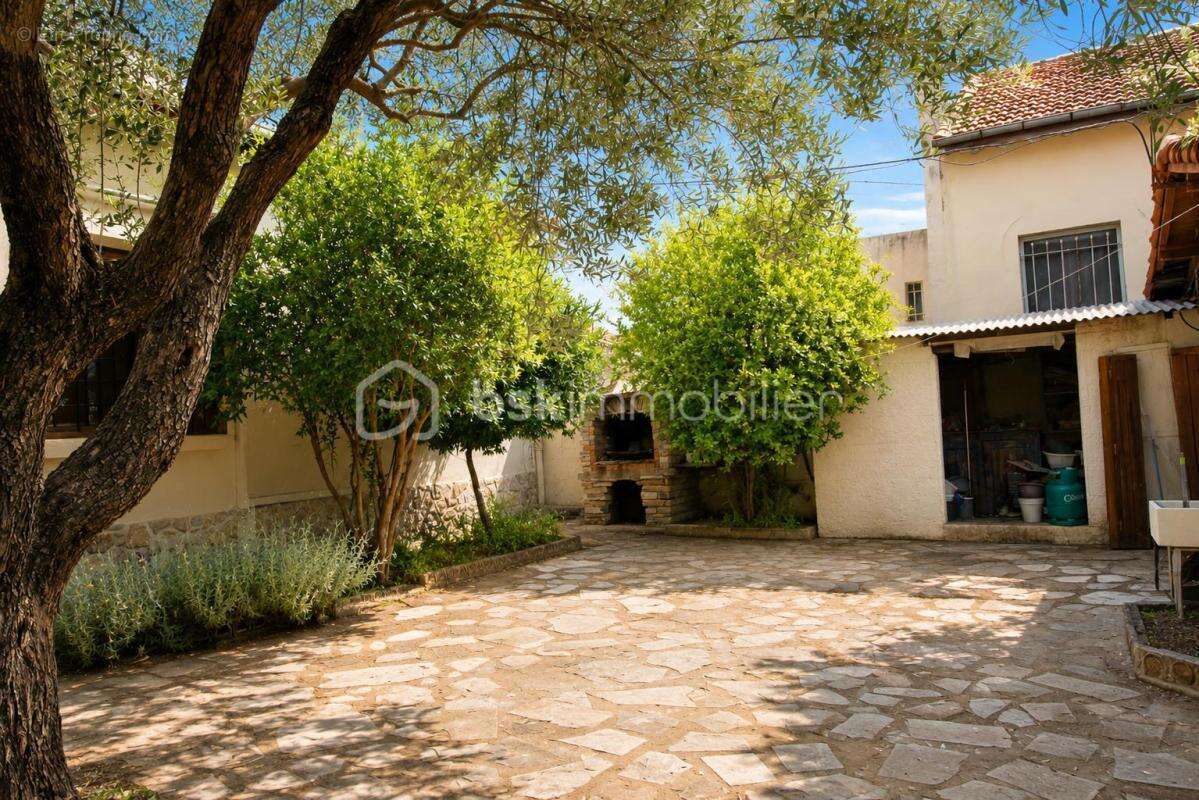 Maison traditionnelle de plain-pied avec jardin arboré, garage et forage – Nîmes Route de Beaucaire - photo 2