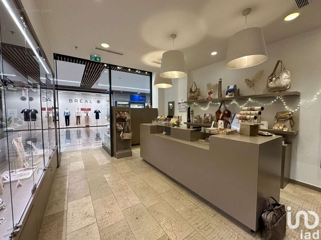 Photo 2 - Commerce à SAINT-CLEMENT-DE-RIVIERE