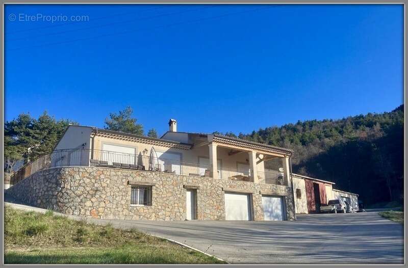 Propriete Peyroules Villa avec piscine intérieure dex hangars forte rentabilité - photo 13