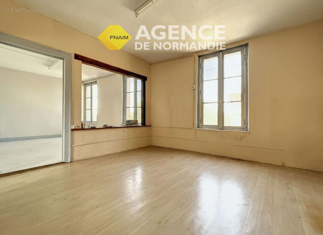 Maison à LA FERTE-FRENEL