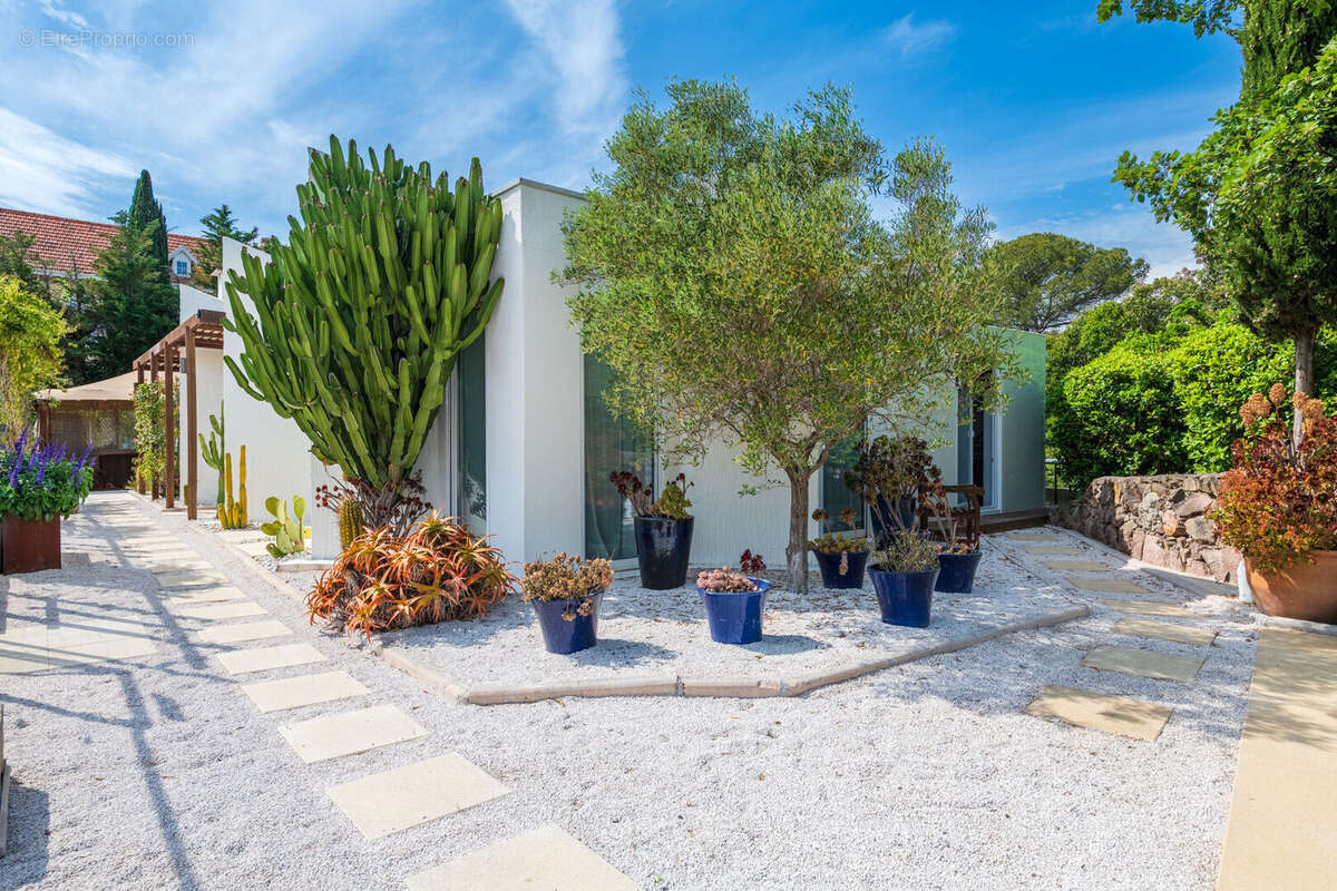 Rare, villa atypique contemporaine, piscine et tennis, à St Raphael Valescure - photo 7