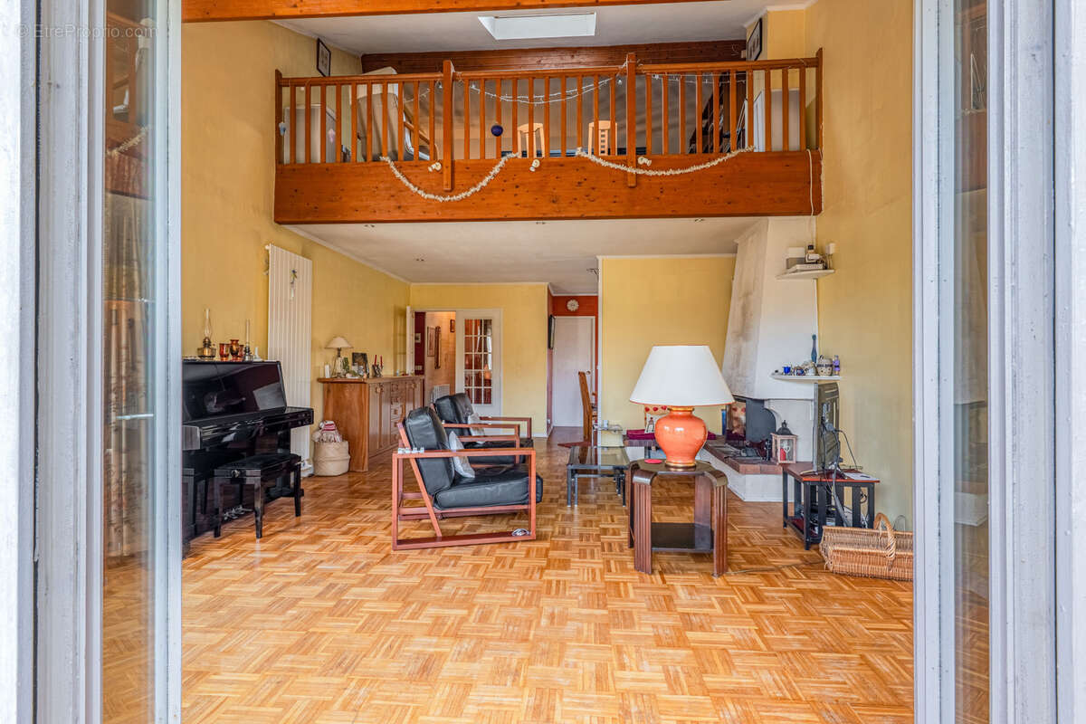 Maison à LA TOUR-DE-SALVAGNY