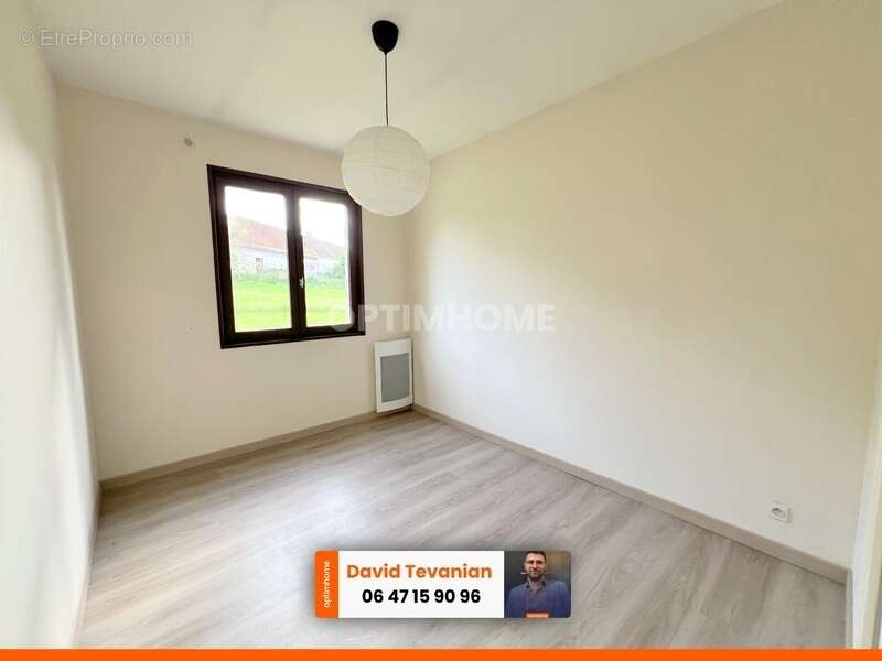 Maison à LA CHAPELLE-MONTMARTIN