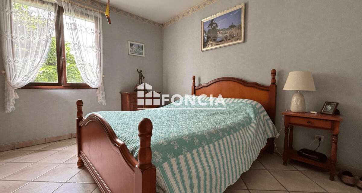 Dans un cadre verdoyant sur 4700m2 de terrain Maison familiale avec piscine - photo 9