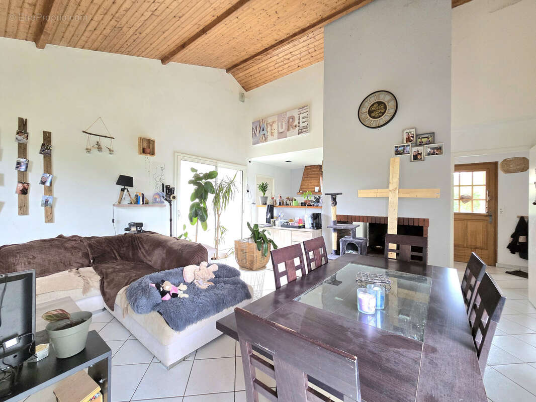 Maison à SAINT-CHRISTOPHE-LA-COUPERIE