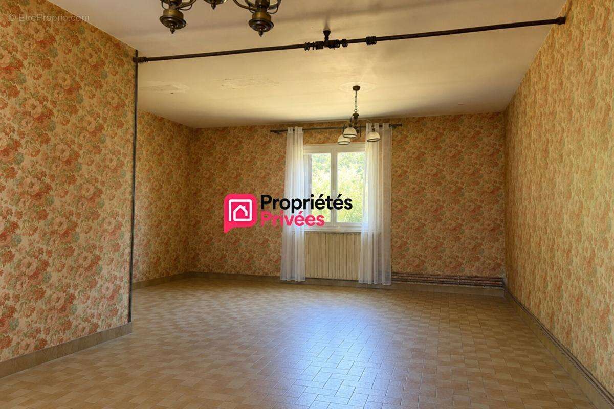 Maison 7 pièces de 140m² et  1748m² de terrain avec dépendances Manzat 63410 - photo 7