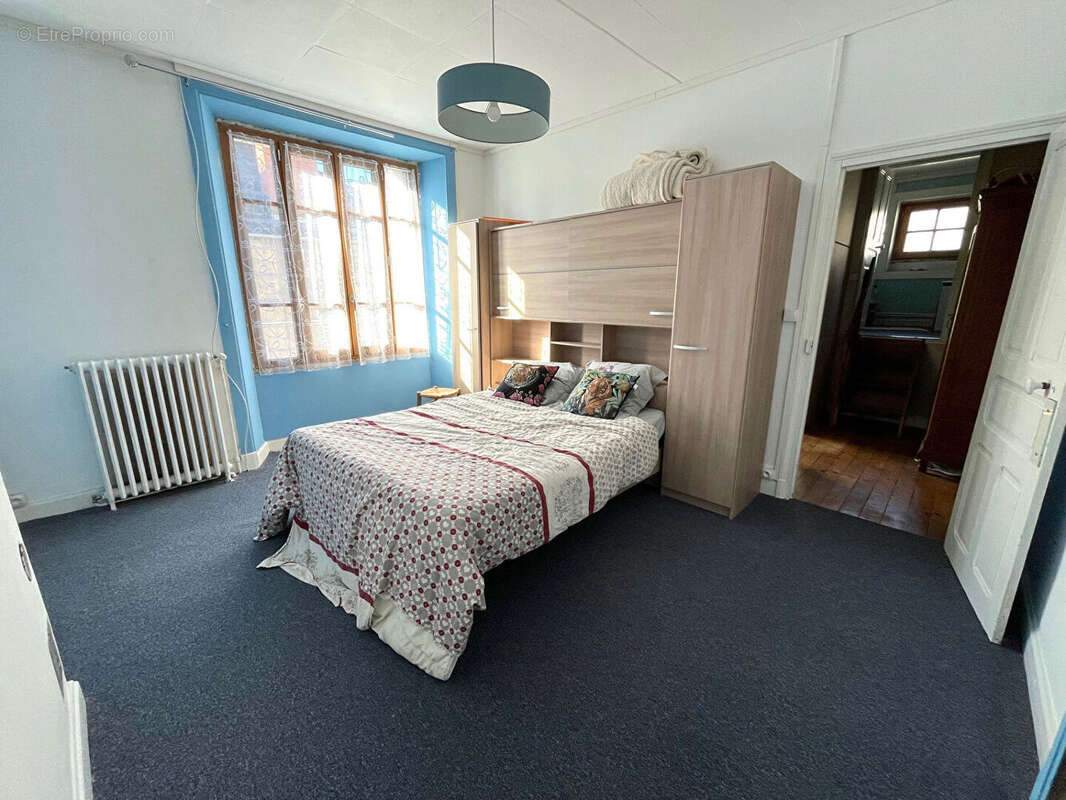 Maison à VIC-SUR-CERE