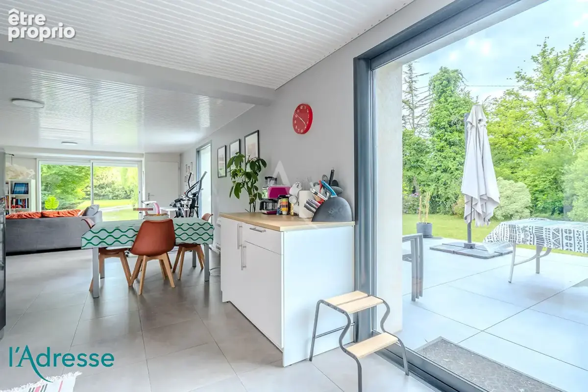 GRADIGNAN - Secteur recherché - Maison aux beaux volumes sur parcelle de plus de 2 000 m²² - photo 2