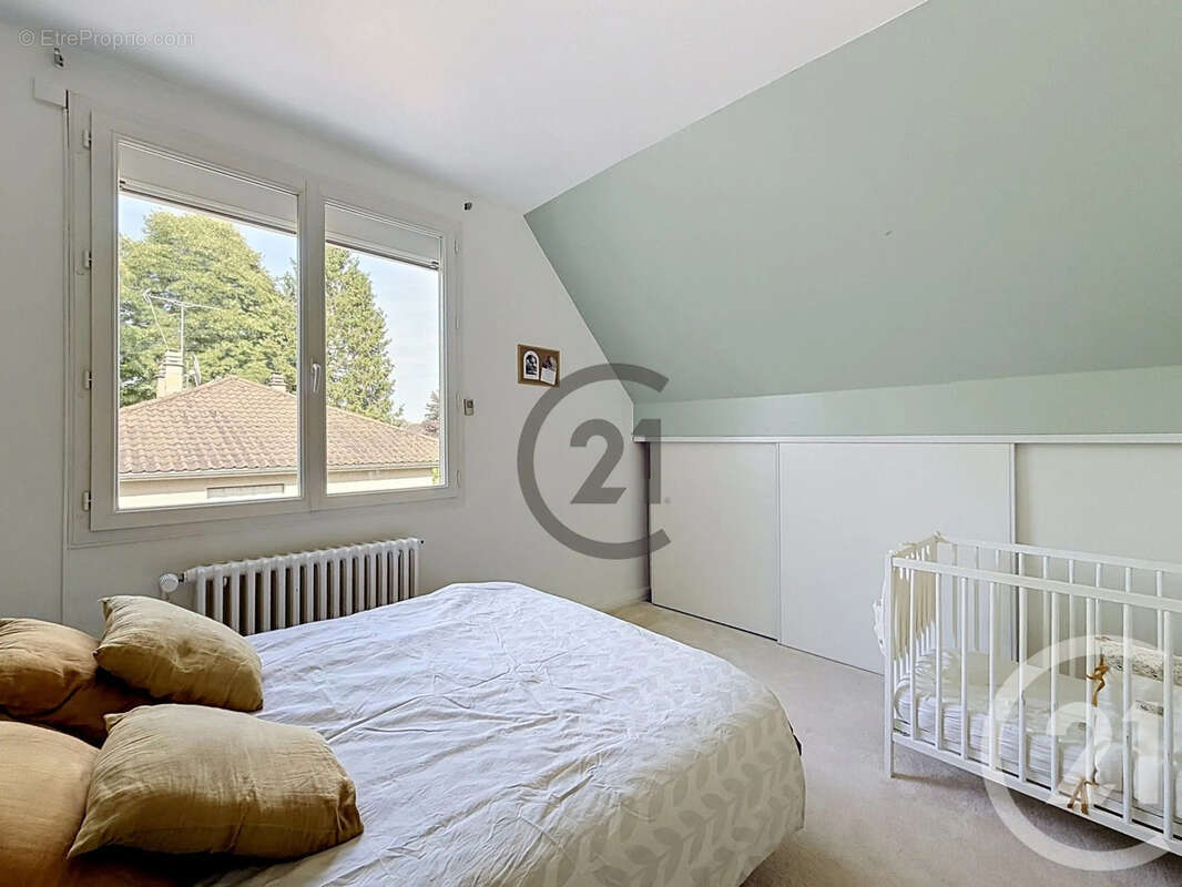 Maison 191 m² à Saint-Julien-Les-Villas  - photo 10