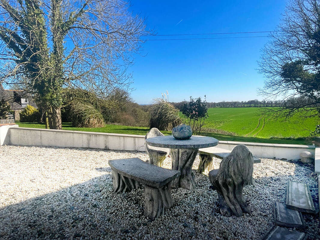 FINISTÈRE: Proche Huelgoat. Belle maison de campagne rénovée avec 3 ch, 2 sdb et jardin. - photo 3