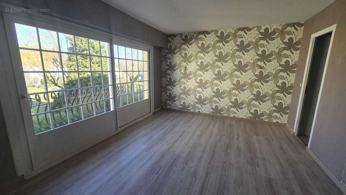 Grande chambre lumineuse avec dressing et suite parentale.
