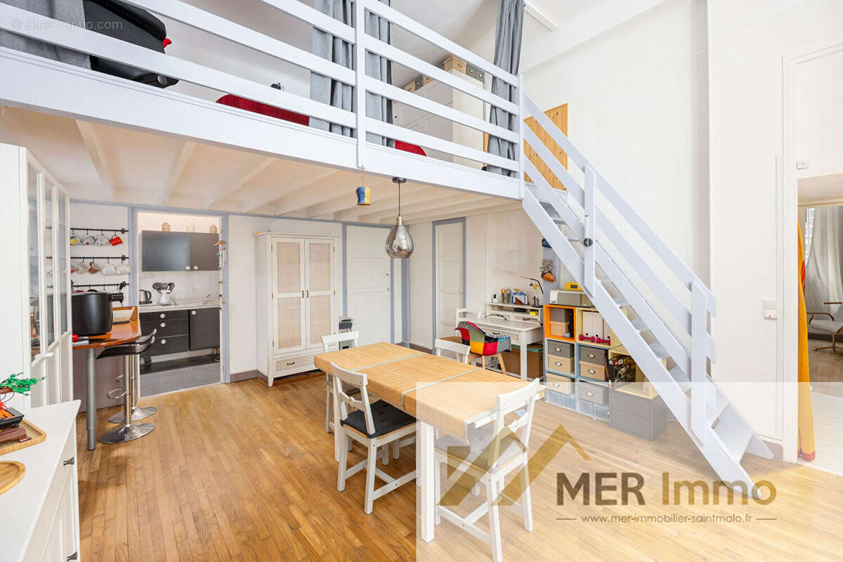 SAINT MALO INTRA-MUROS Appartement T4 de 75 m2 au 1 er étage d'une copropriété en bon état - photo 4