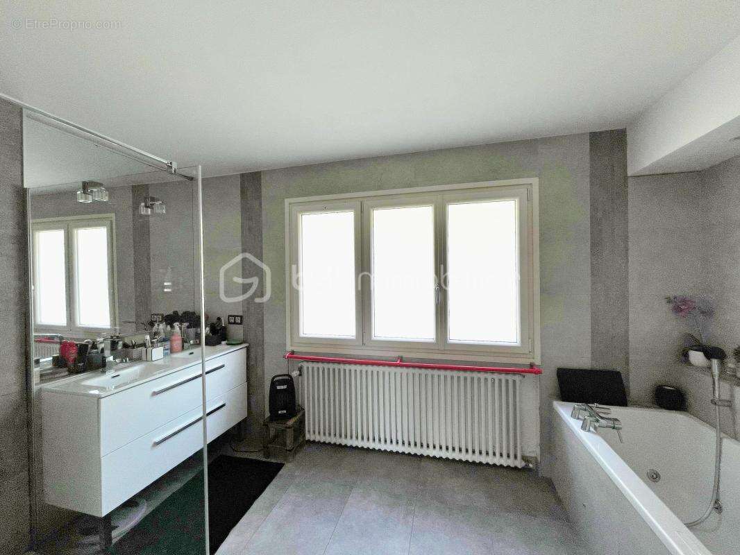 Maison familiale de 174 m² avec vue et environnement privilégié - photo 12