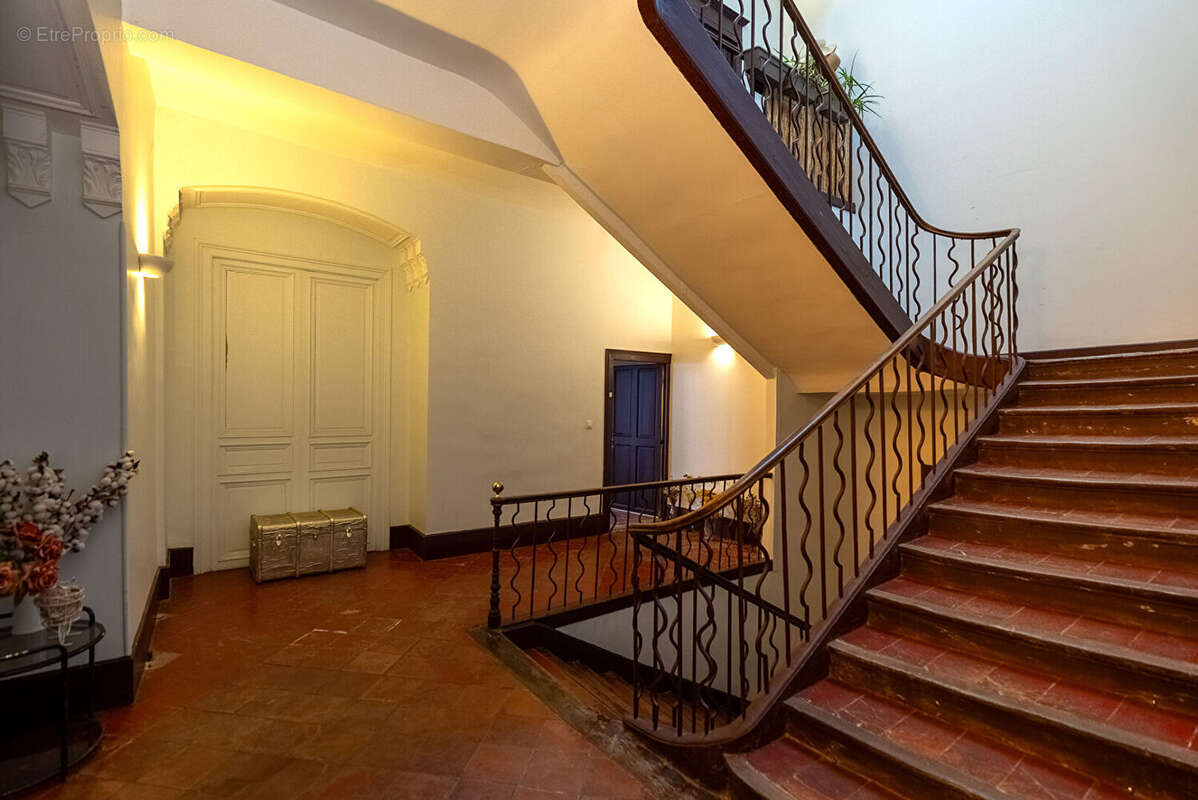 CARCASSONNE - PROCHE GAMBETTA  Superbe immeuble rénové avec cour (7 appart. 2 com.) sans copropriété - photo 3