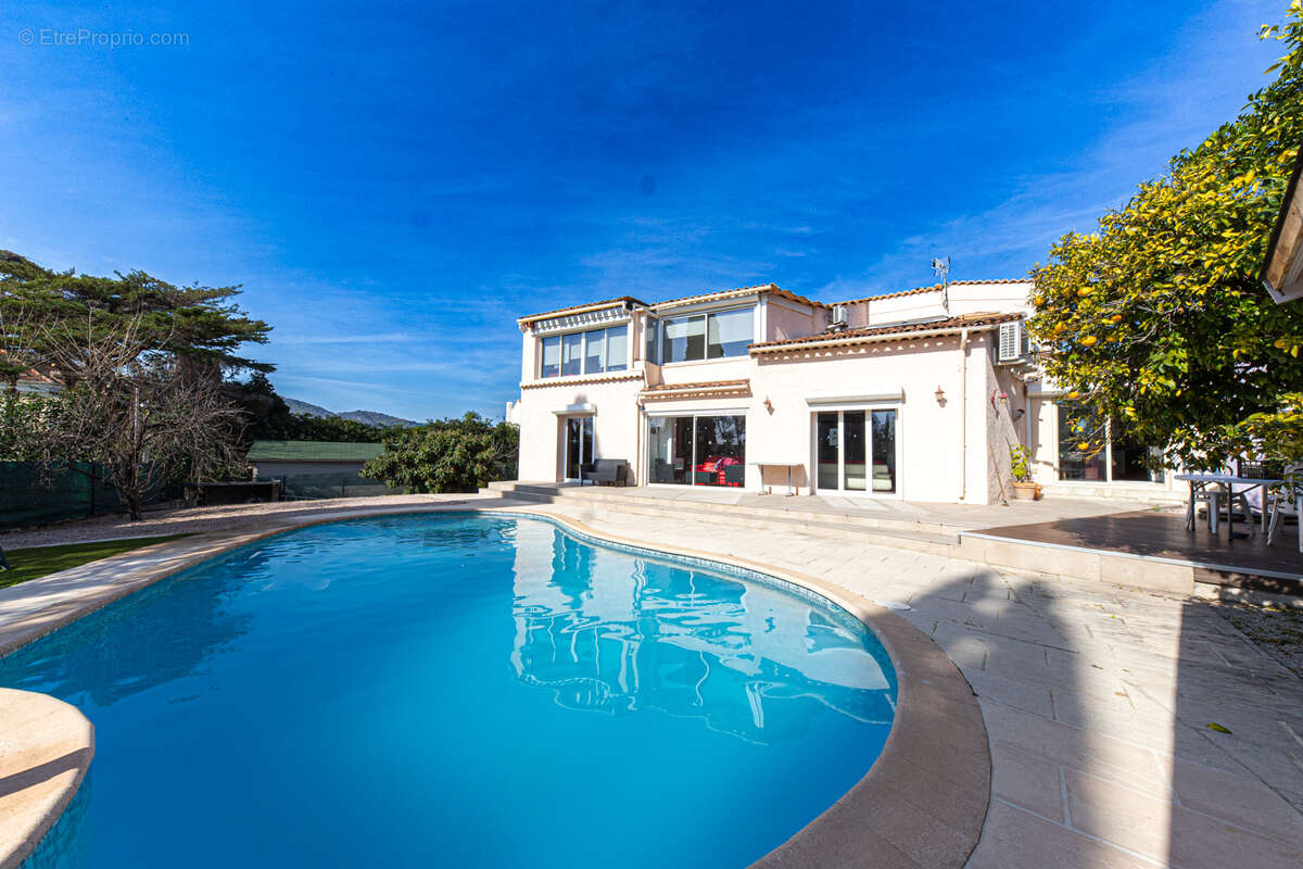 Maison à LA ROQUETTE-SUR-SIAGNE