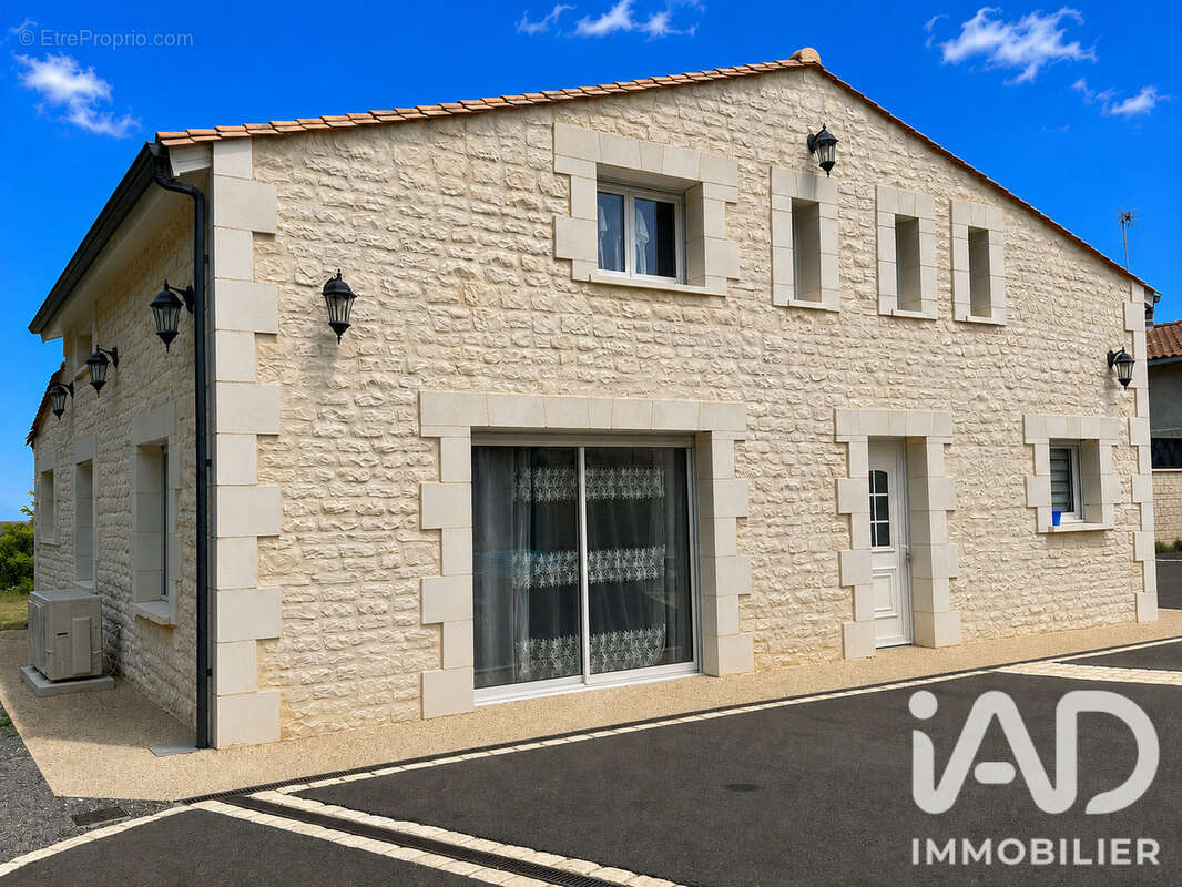 Maison 136 m² à Saint-Yrieix-Sur-Charente  - photo 2