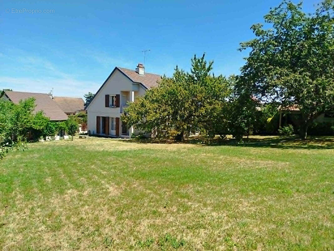 Maison à CREUZIER-LE-VIEUX