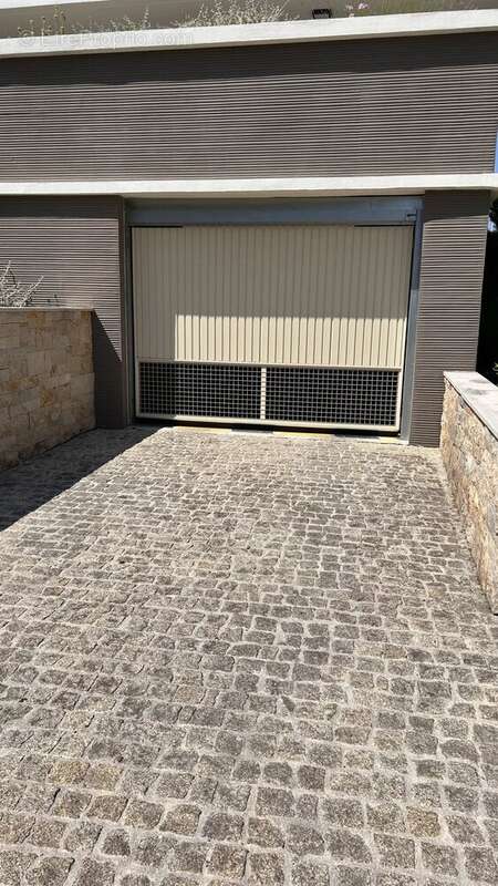 Parking à MOUGINS