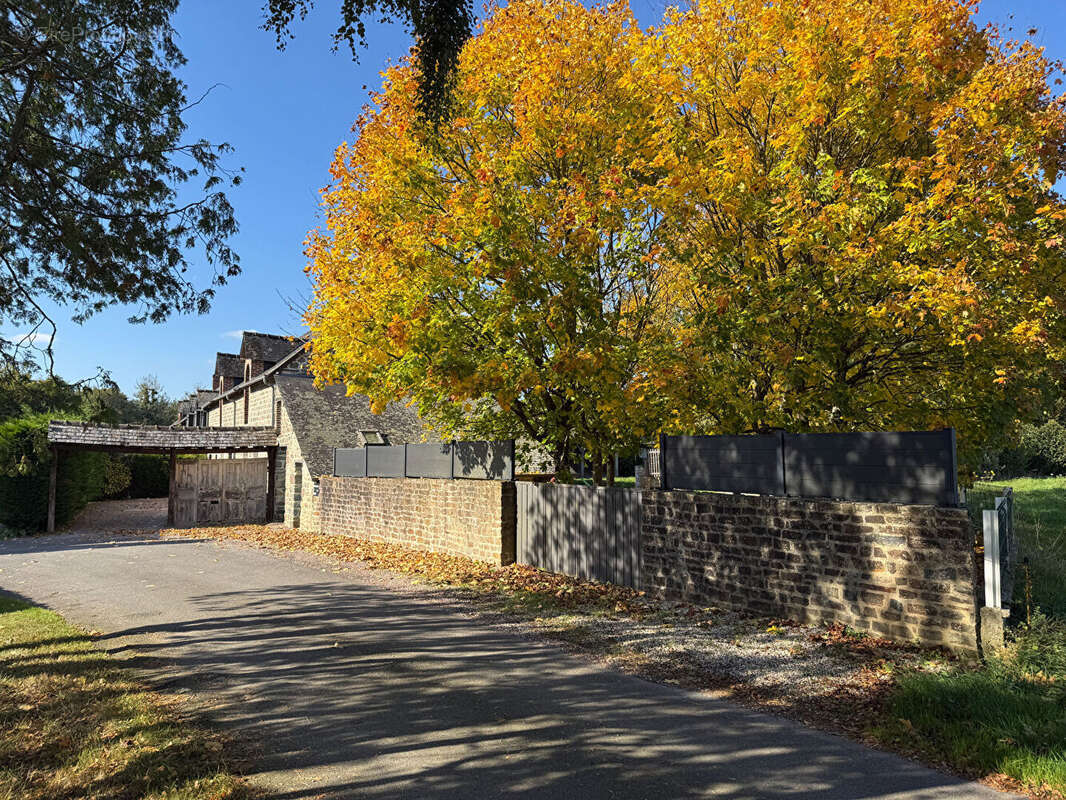 Maison à SAINT-LEGER-DES-PRES