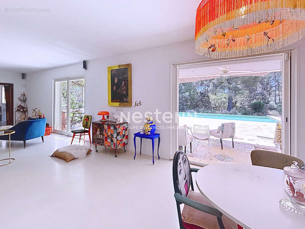 Maison , familiale avec piscine et beaux volumes située à Ventabren . - photo 8