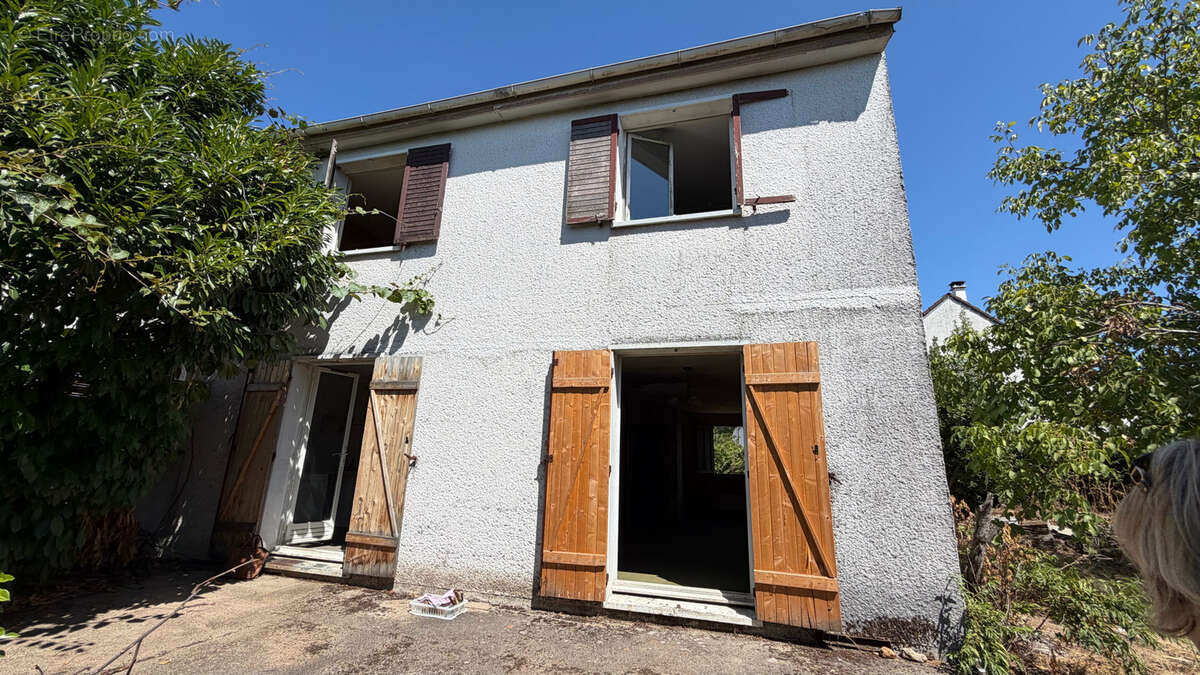 Maison, à rénover. 102 m2 habitables. Quatre chambres - photo 2