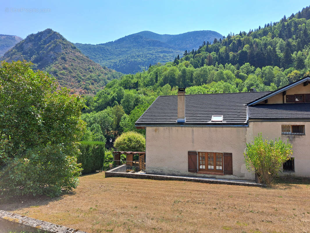 Grande maison familiale avec gîte indépendant, terrasses et jardin à Sainte-Colombe-sur-Guette - photo 8