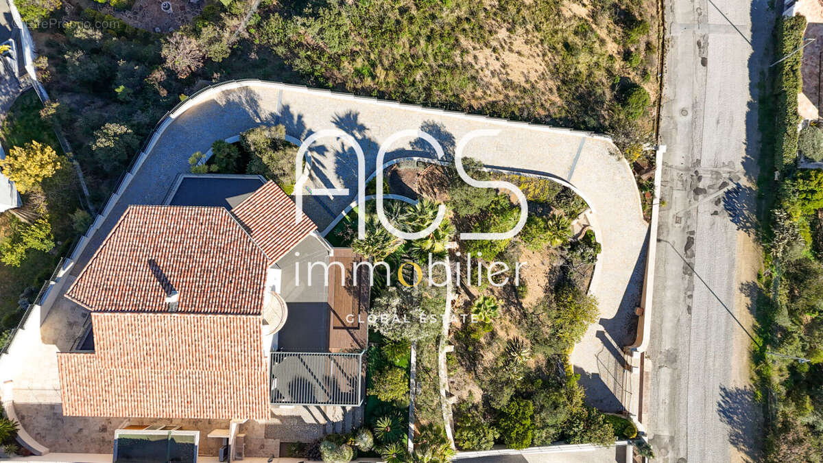 A vendre à Saint-Aygulf - Propriété avec vue mer panoramique, 200m2, piscine, studio, garage 4 voitures - photo 5