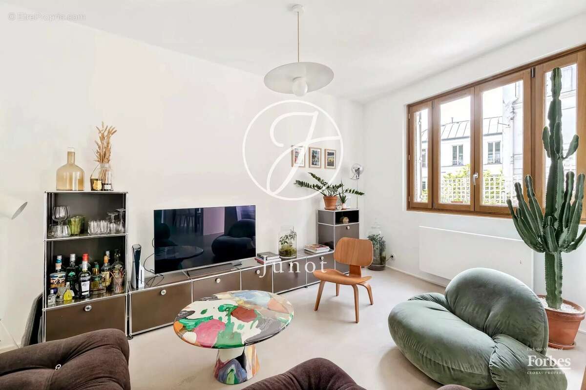 Paris 18e - MONTMARTRE / HAUT LEPIC - Appartement comme une maison - 3 pièces - 68,52m² Carrez - 72,81m² au sol - Terrasse 15,80 - photo 6
