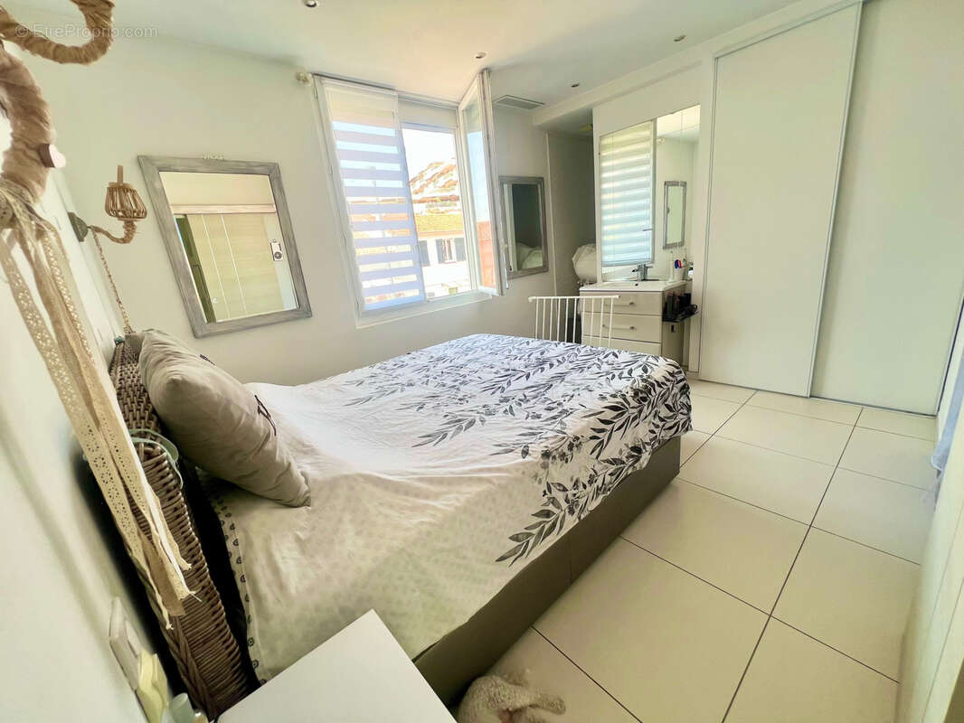 Rare ! villa  t5  de 258 m2  jardin 200 m2 piscine 3 parkings rare 2700€/m2 - photo 8