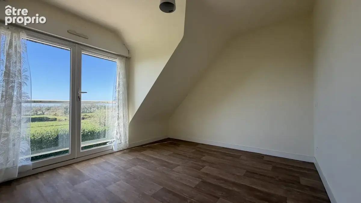 Chambre à l'étage avec grande baie vitrée et vue dégagée