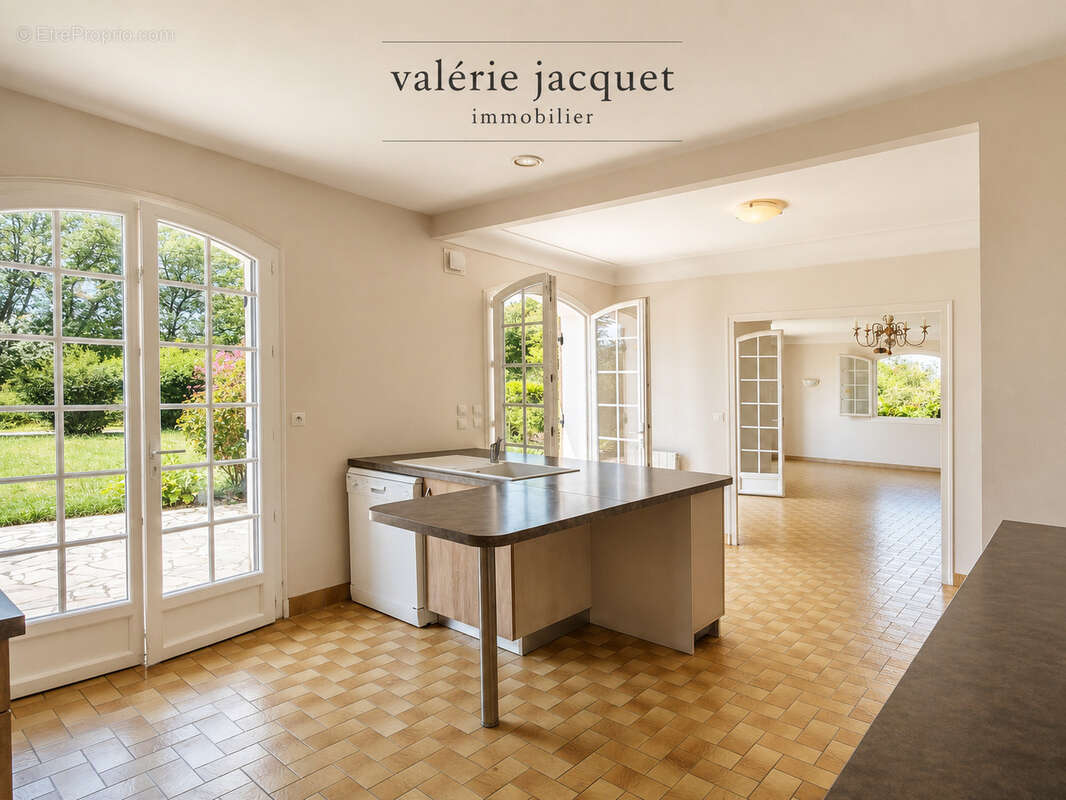 Maison familiale de 4 chambres avec vie de plain-pied   3 150 m2 de terrain   À 5 minutes à pied du centre-vil - photo 5