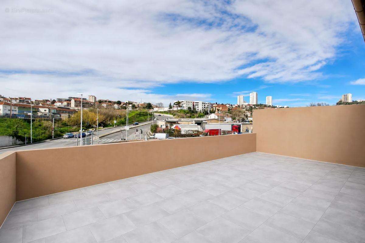 Immeuble rénové à Marseille - photo 3
