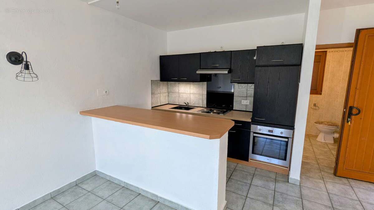 À Tourrettes-sur-Loup   Maison composée de 3 appartements + studio, piscine et vaste sous-sol - photo 17