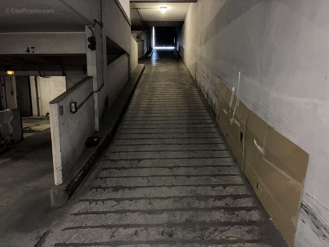 Parking à PARIS-16E
