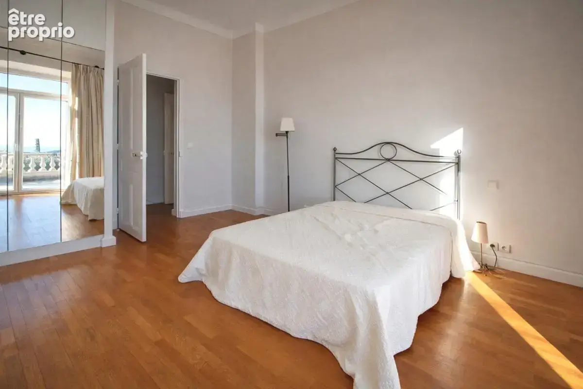 Vence, à 2 minutes à pied du centre, somptueuse villa de 321 m² - photo 11