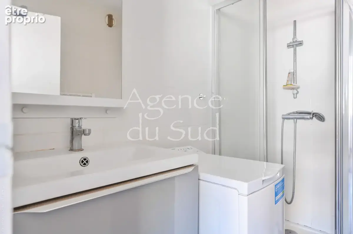 EXCLUSIVITE - Studio entièrement rénové avec une place de stationnement. - photo 6