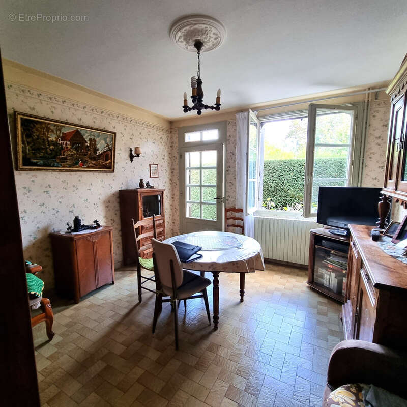 Maison à SAINT-DENIS-DE-JOUHET