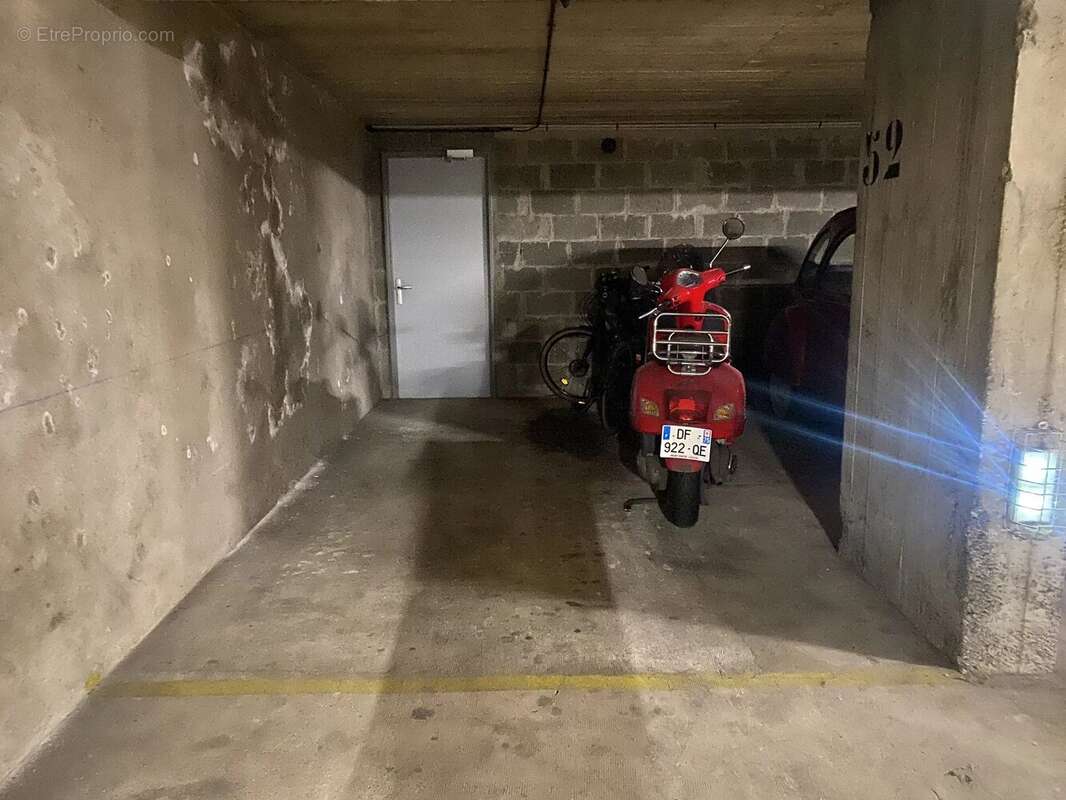Parking à PARIS-16E