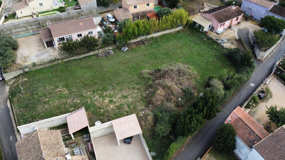 Terrain à SAINT-LAURENT-DES-ARBRES