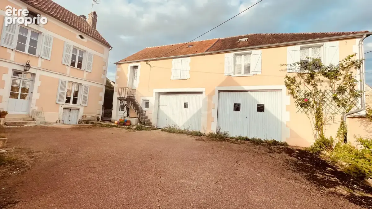Maison de caractère avec dépendances et usage professionnel au c?ur du village - photo 3
