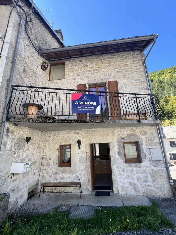 Maison à CHEZERY-FORENS