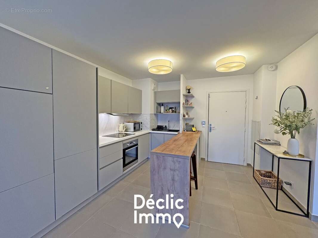 Appartement à LA ROQUETTE-SUR-SIAGNE