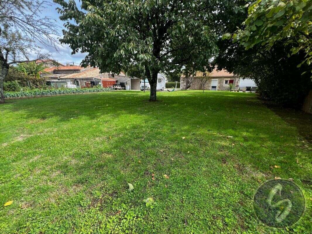 Maison à AZAY-LE-BRULE