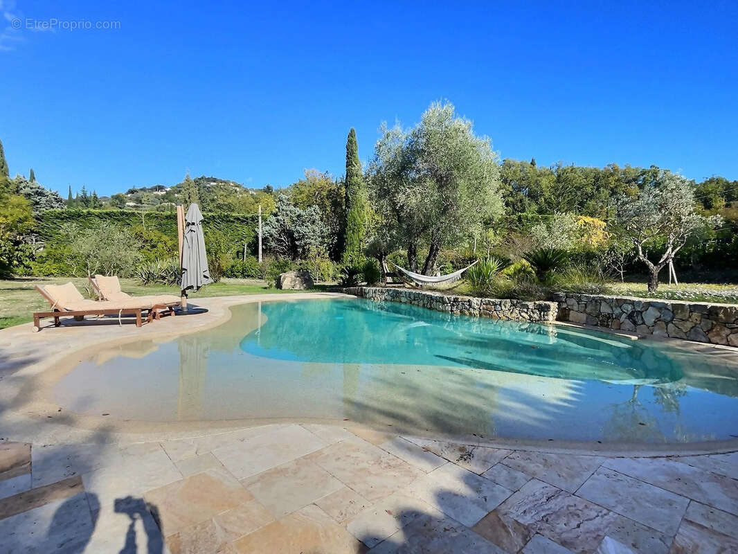 Maison à CHATEAUNEUF-GRASSE
