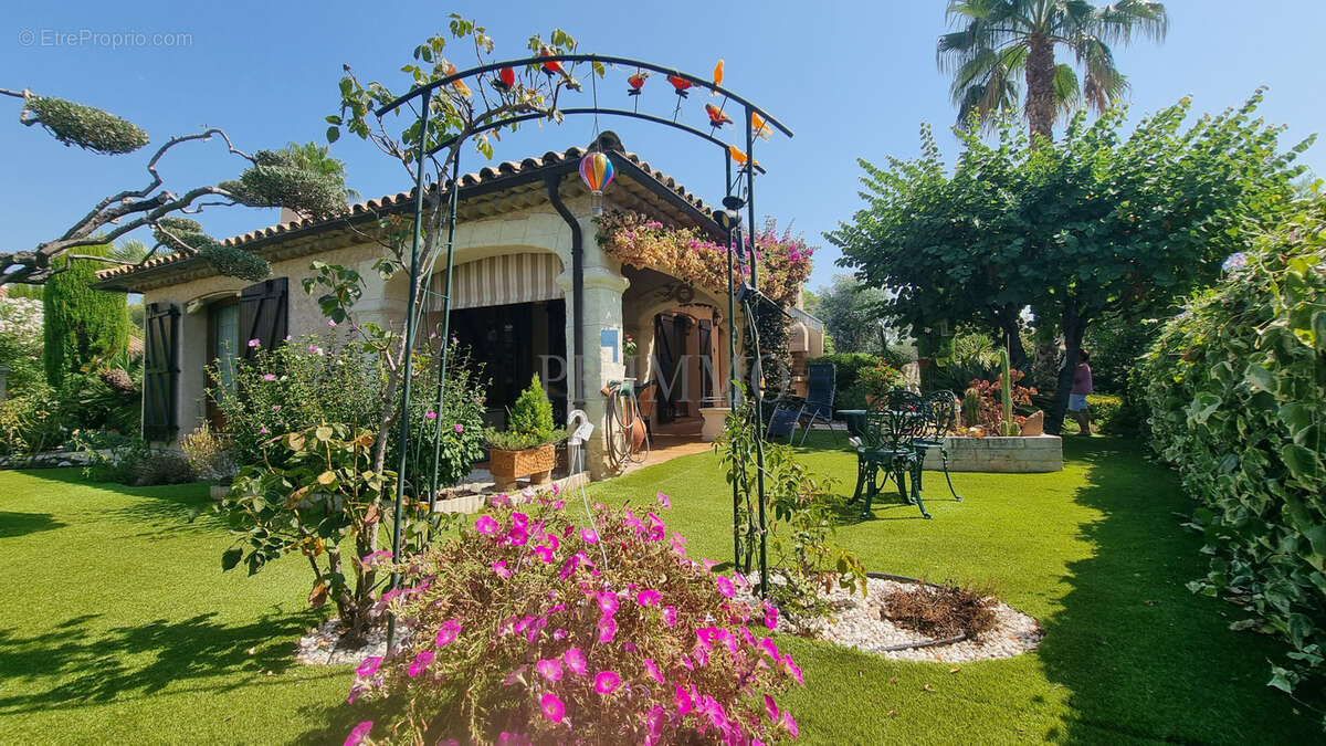 EXCLUSIVITÉ   BOULOURIS   Maison au calme, 3 chambres, jardin 615 m2 et grand sous-sol - photo 3